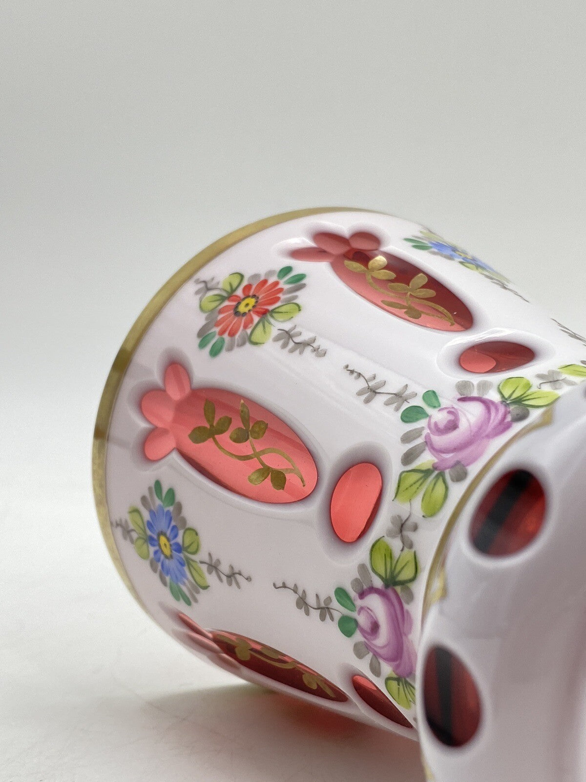 * BÖHMISCHES GLAS VASE BECHE HELLROT TSCHECHIEN ÜBERFANG WEIß VINTAGE GOLD
