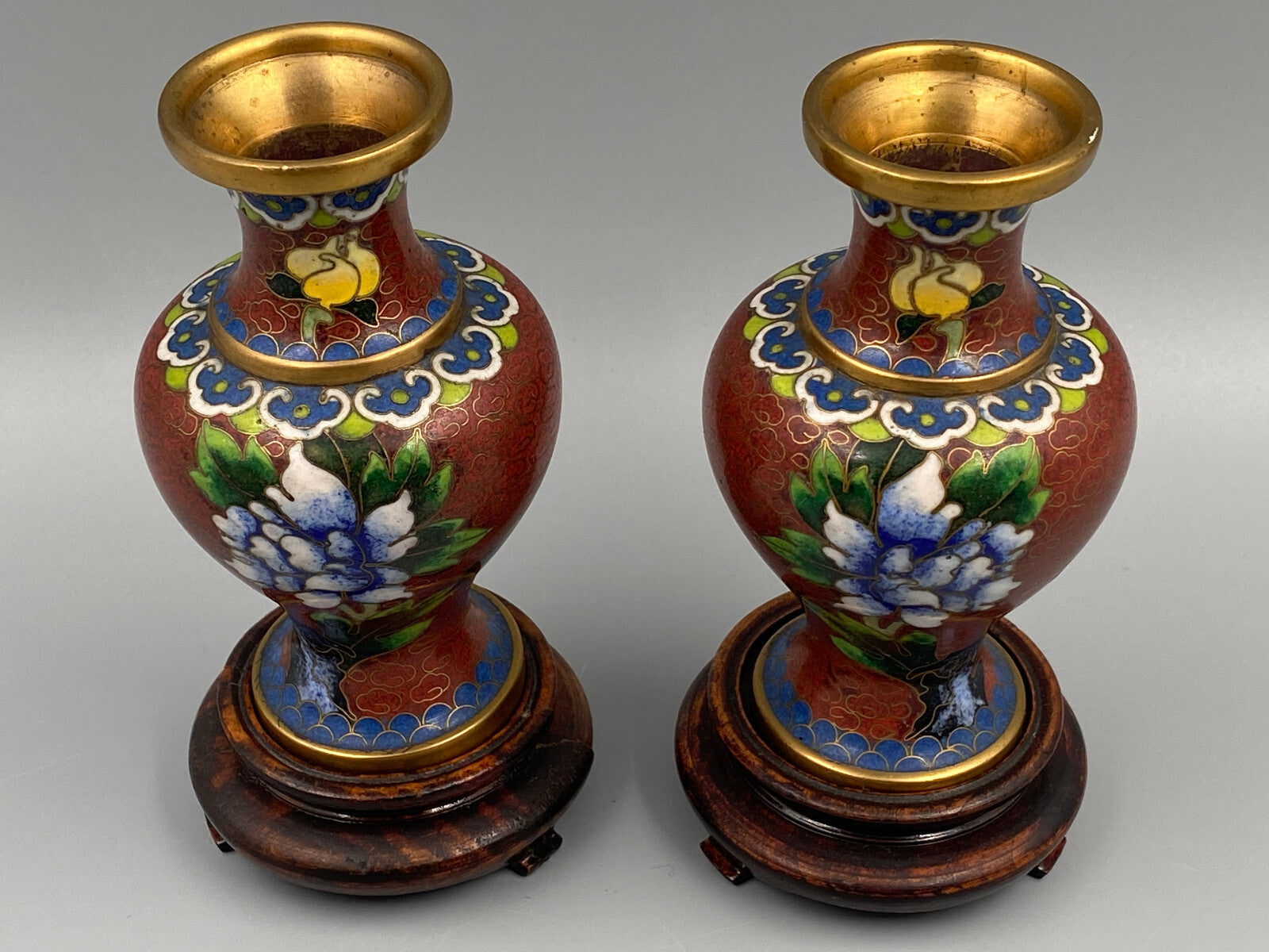 * PAAR CLOISONNE VASEN CHINA VASE MESSING EMAILLE HOLZ HOLZSOCKEL
