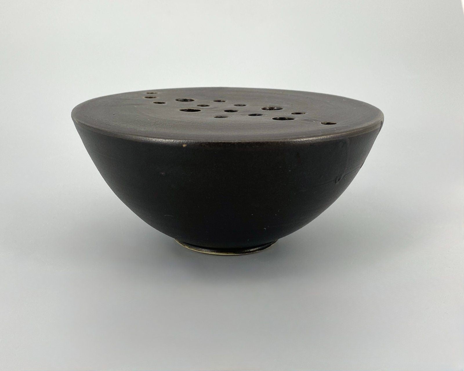 * STUDIOKERAMIK IKEBANA VASE DUNKELBRAUN MONOGRAMMIERT GH HG