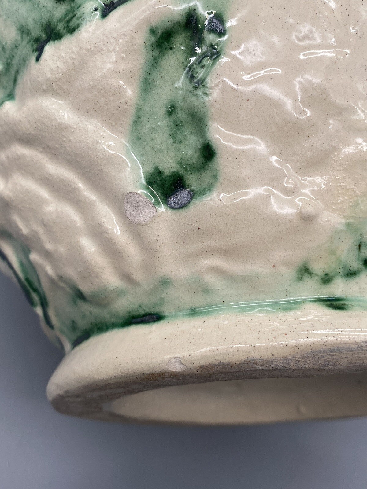 * VASE HENKELVASE KERAMIK VOGEL PFAU BLUMEN RELIEF RIGO BRUXELLES BELGIEN