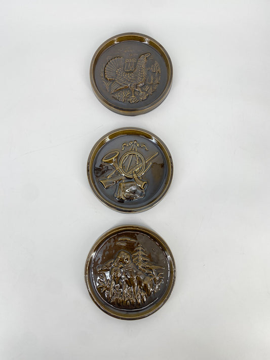 * 3 KERAMIK RELIEF BILDER WANDKACHEL JAGD FASAN AUERHAHN JAGDHUND JÄGER VINTAGE