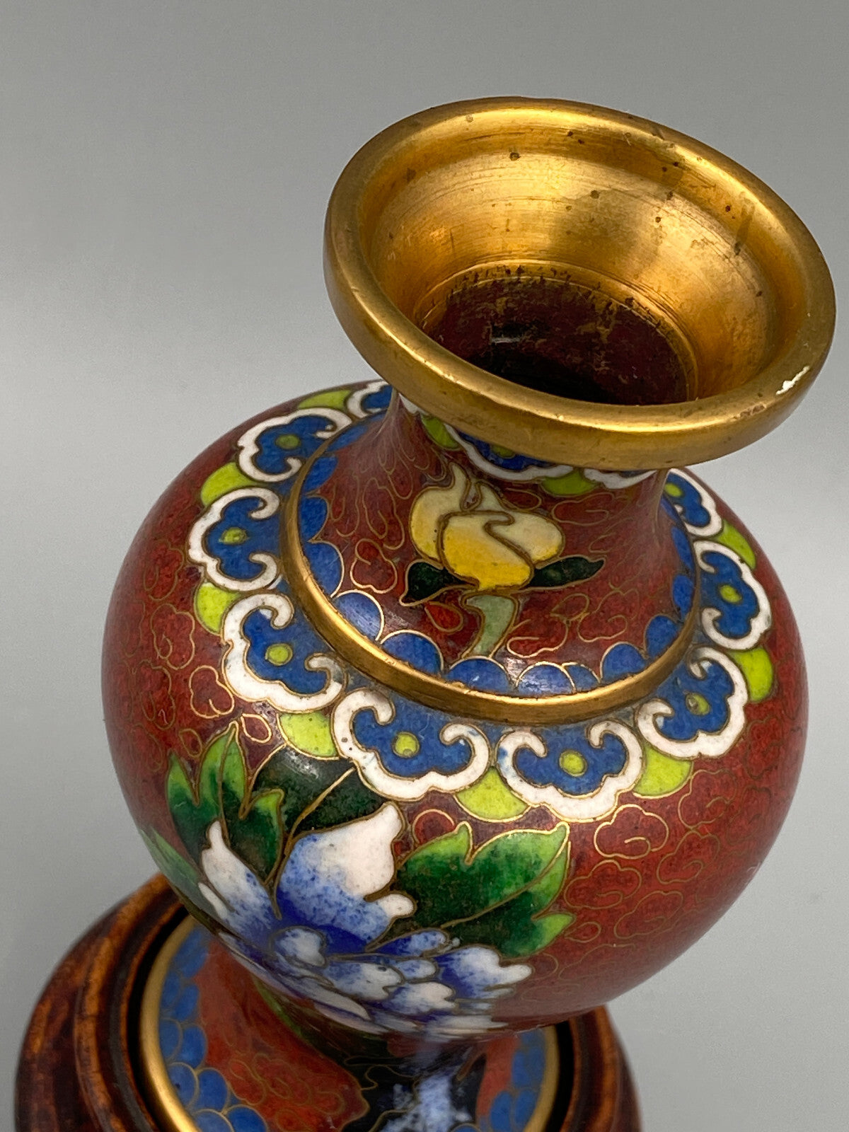 * PAAR CLOISONNE VASEN CHINA VASE MESSING EMAILLE HOLZ HOLZSOCKEL