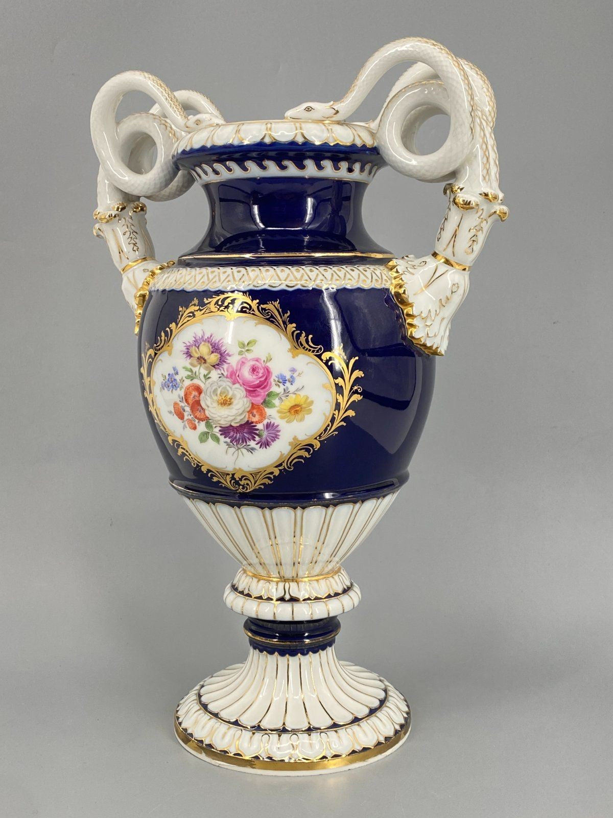 * PORZELLAN VASE HENKELVASE SCHLANGENGRIFF LEUTERITZ BLAU MEISSEN