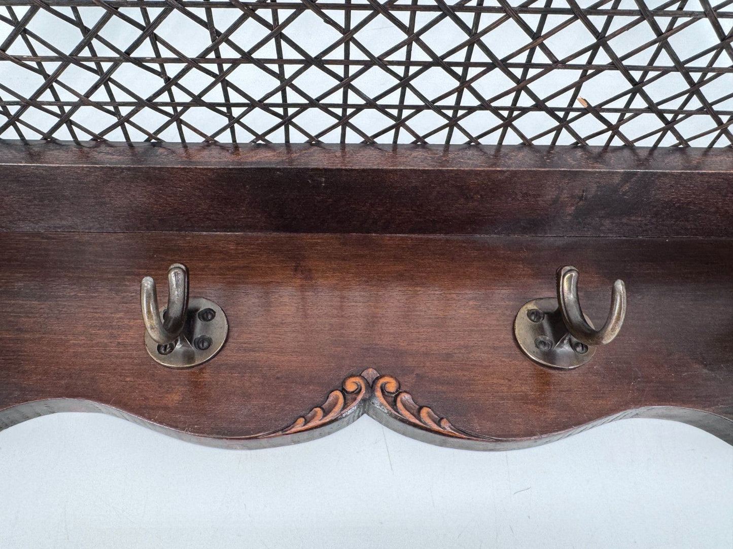MID CENTURY WIENER GARDEROBE HUTABLAGE GEFLECHT CHIPPENDALE 50er