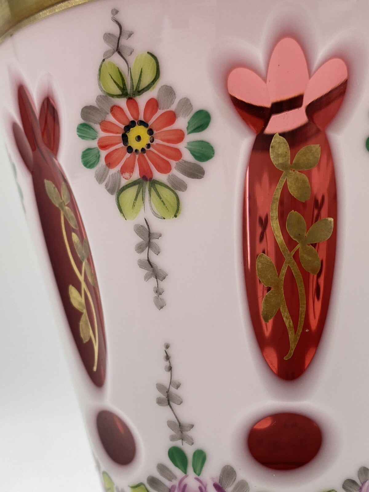 * BÖHMISCHES GLAS VASE BECHE HELLROT TSCHECHIEN ÜBERFANG WEIß VINTAGE GOLD