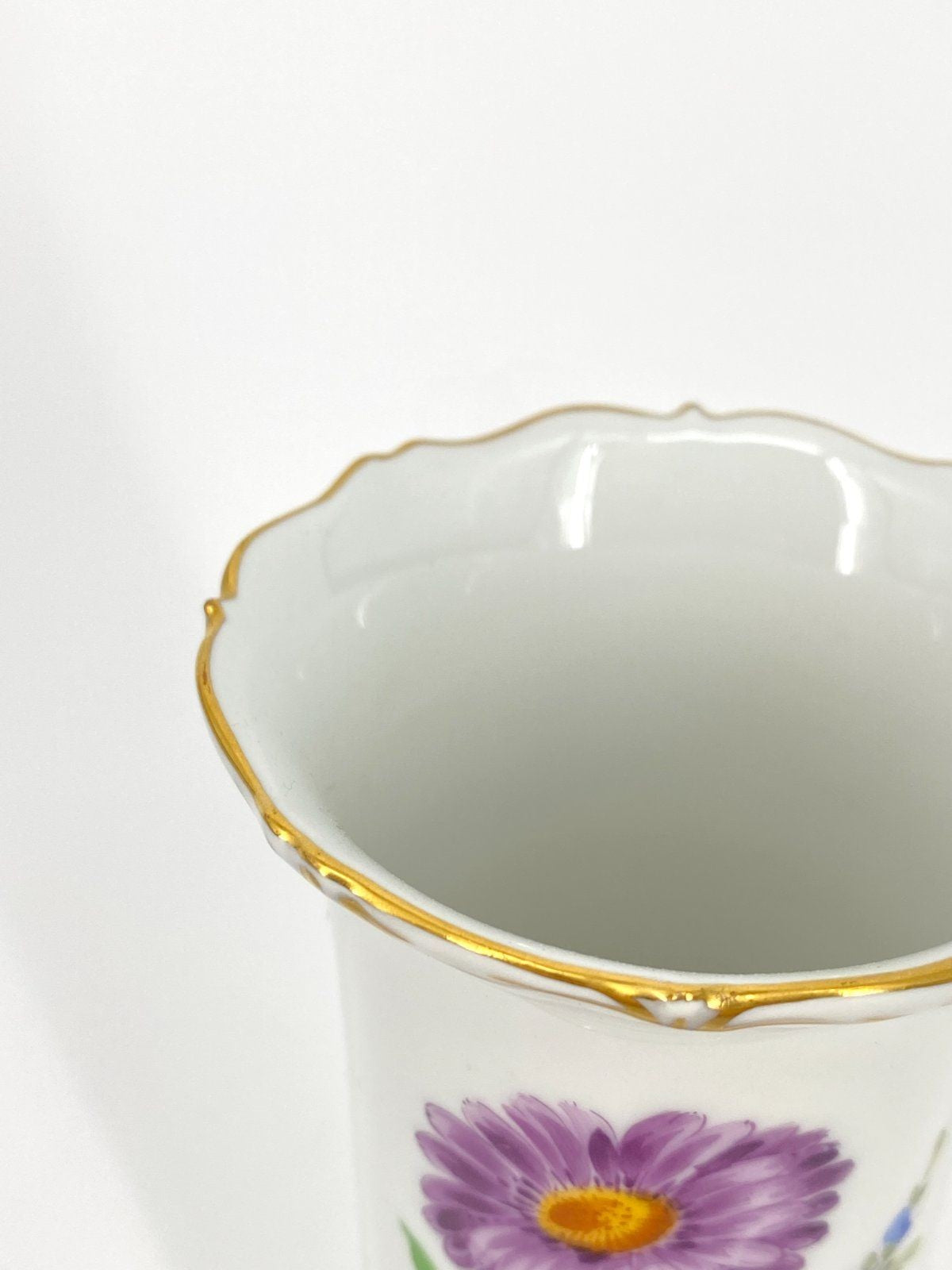 * MEISSEN PORZELLAN FÜßCHENVASE SOCKEL STREUBLUMEN GOLDRAND