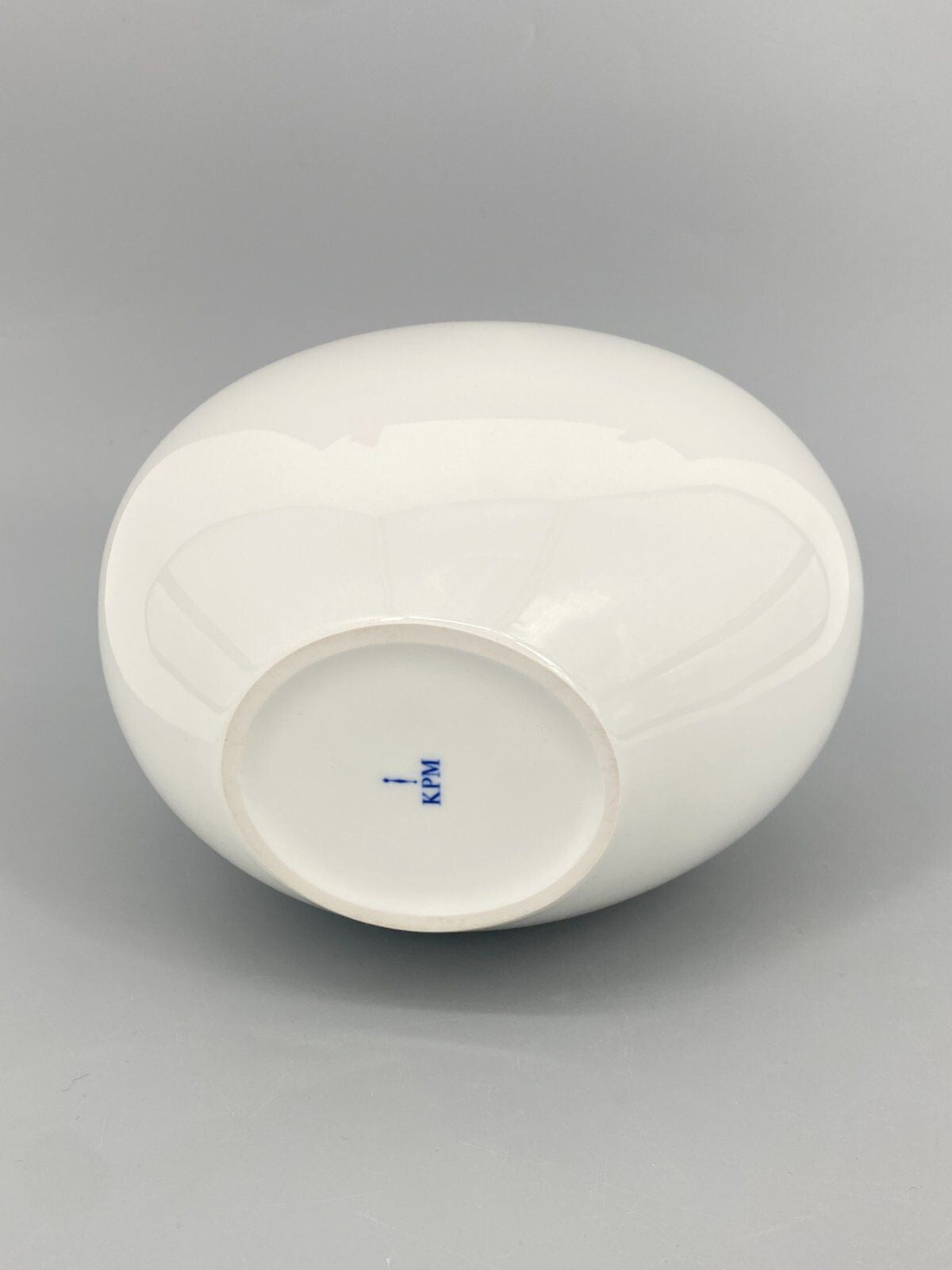* KPM PORZELLAN VASE HERZFORM WEIß TRUDE PETRI 20CM 2. WAHL