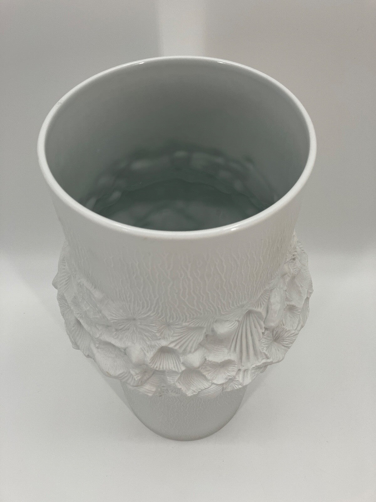 * KAISER BODENVASE BISQUIT PORZELLAN MUSCHELN RELIEF 1960er VINTAGE
