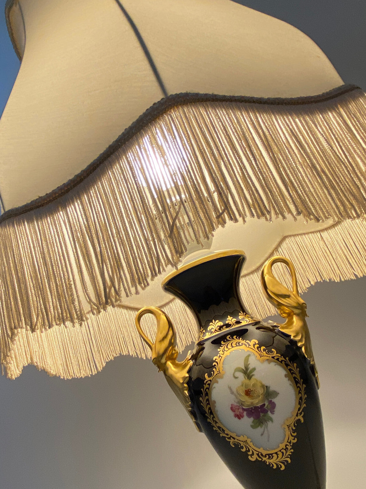 *AK KAISER PORZELLAN PRUNKVASE MENUETT LAMPE SCHIRM HENKEL SCHWÄNE SCHARFFEUER K