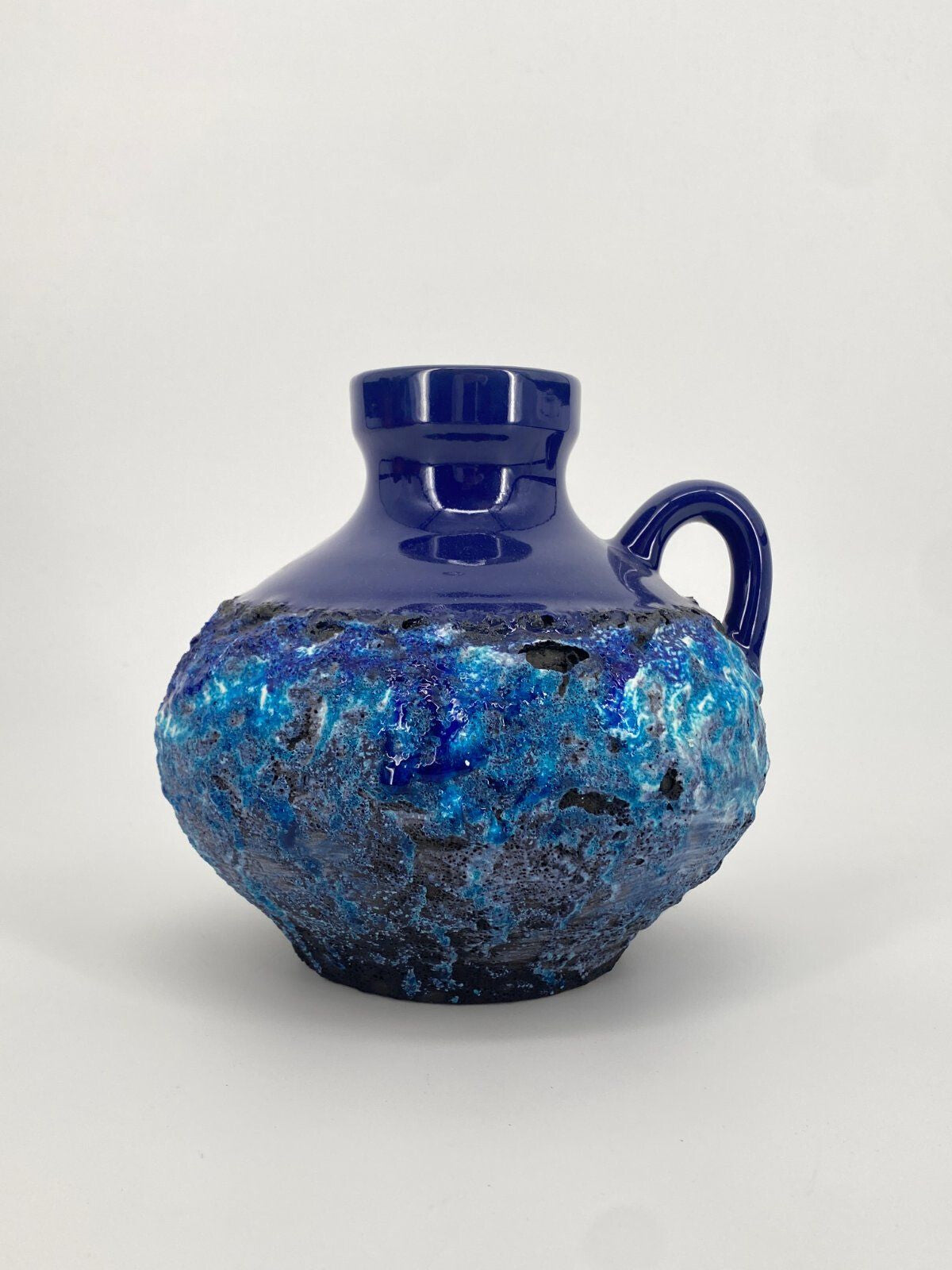 * MAREI STUDIOKERAMIK FAT LAVA VASE 4302 CAPRI DEKOR BLAU 70ER