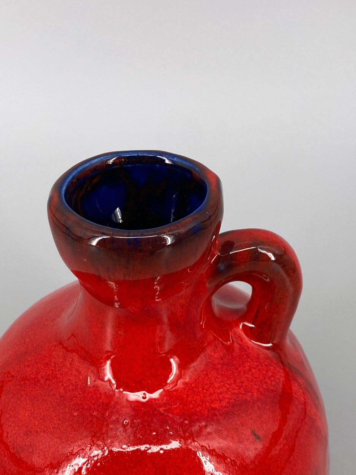 * VASE GERMAN POTTERY ROT KRUG HENKEL GLÄNZEND VINTAGE 70er