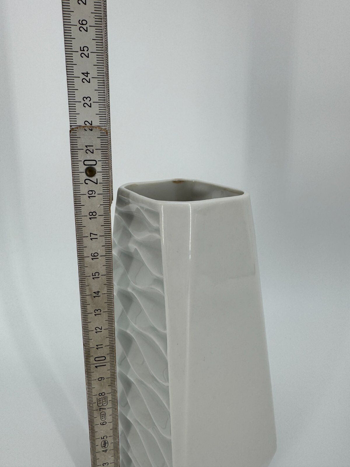 MID CENTURY RELIEF PORZELLAN VASE WEIß PLANKENHAMMER BAVARIA