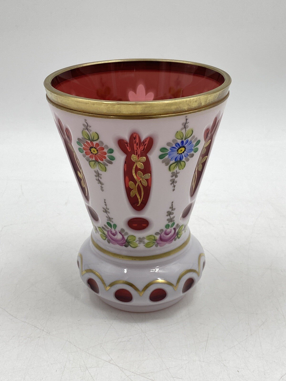 * BÖHMISCHES GLAS VASE BECHE HELLROT TSCHECHIEN ÜBERFANG WEIß VINTAGE GOLD