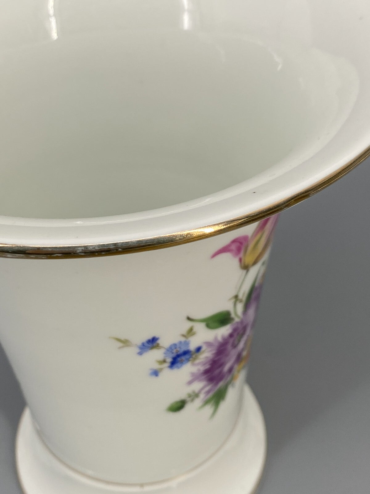 * MEISSEN PORZELLAN VASE TRICHTERVASE BLUMEN BUKETT GOLDRAND 2. WAHL