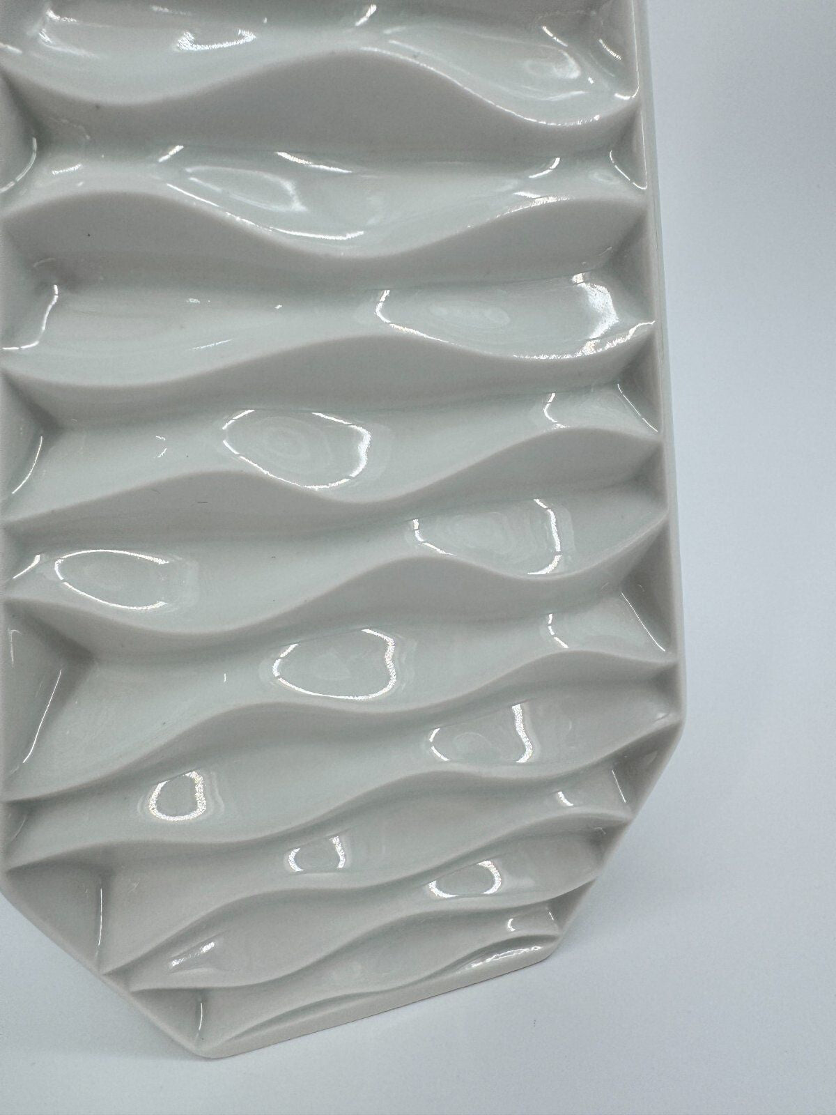 MID CENTURY RELIEF PORZELLAN VASE WEIß PLANKENHAMMER BAVARIA