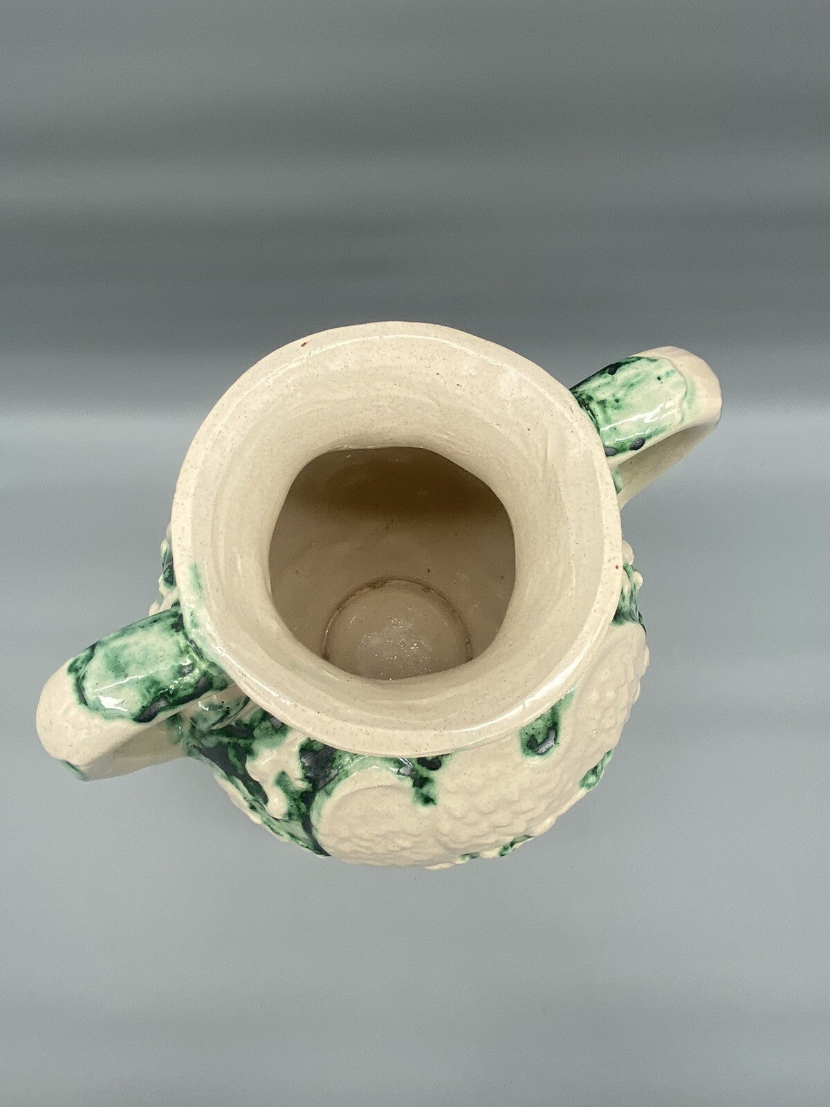 * VASE HENKELVASE KERAMIK VOGEL PFAU BLUMEN RELIEF RIGO BRUXELLES BELGIEN