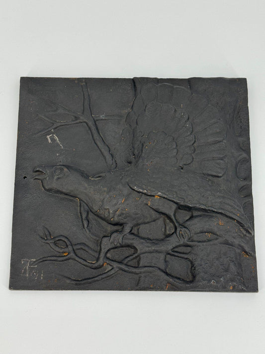 GUSSEISERNE OFENPLATTE  KAMINPLATTE RELIEF AUERHAHN JAGD ANTIK HISTORISCH
