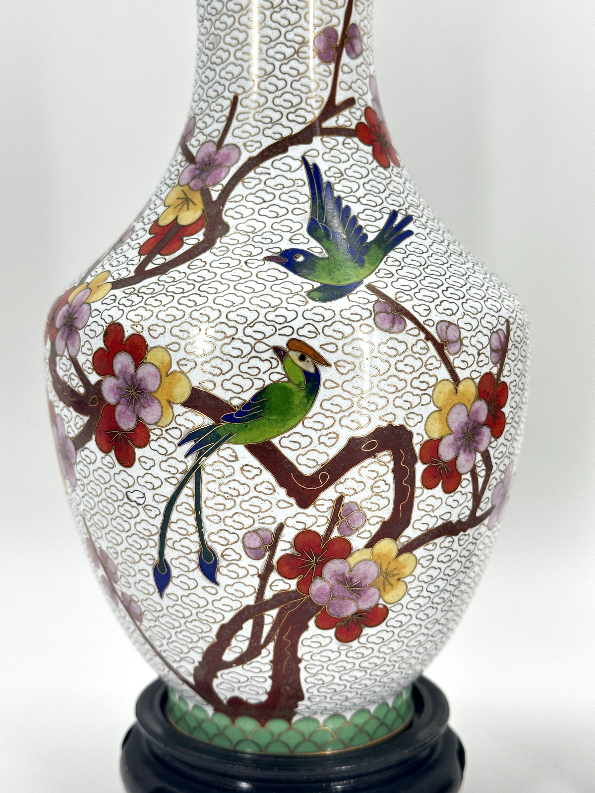 * CLOISONNÉ VASE CHINA PAAR MESSING WEIß HOLZSOCKEL CLOISONNE