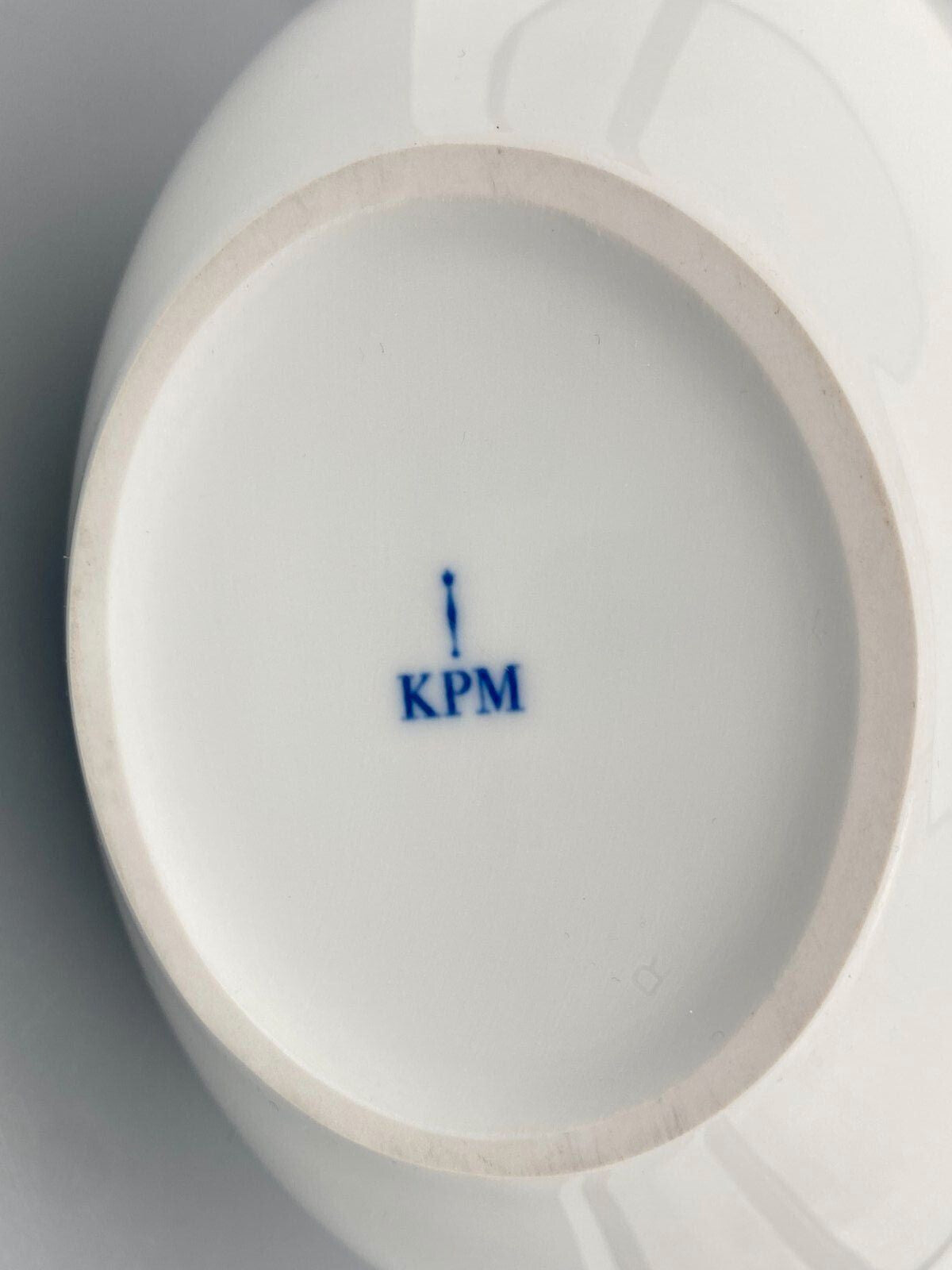 * KPM PORZELLAN VASE HERZFORM WEIß TRUDE PETRI 20CM 2. WAHL
