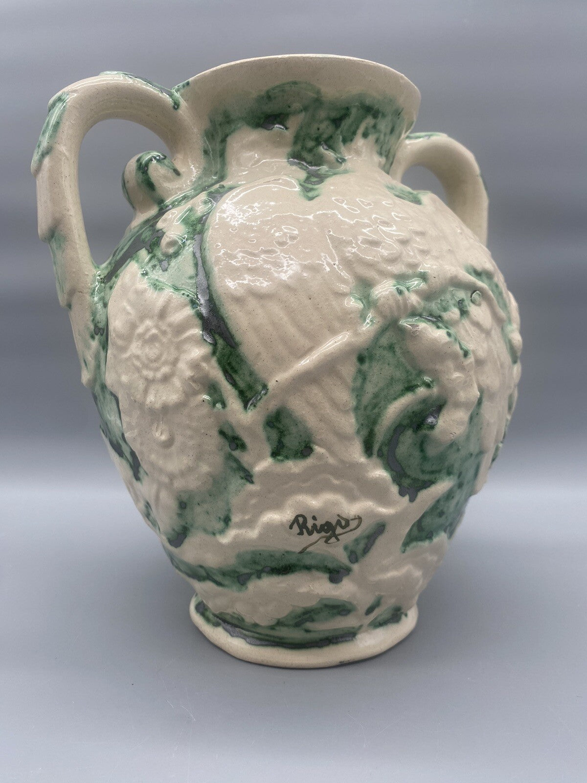 * VASE HENKELVASE KERAMIK VOGEL PFAU BLUMEN RELIEF RIGO BRUXELLES BELGIEN