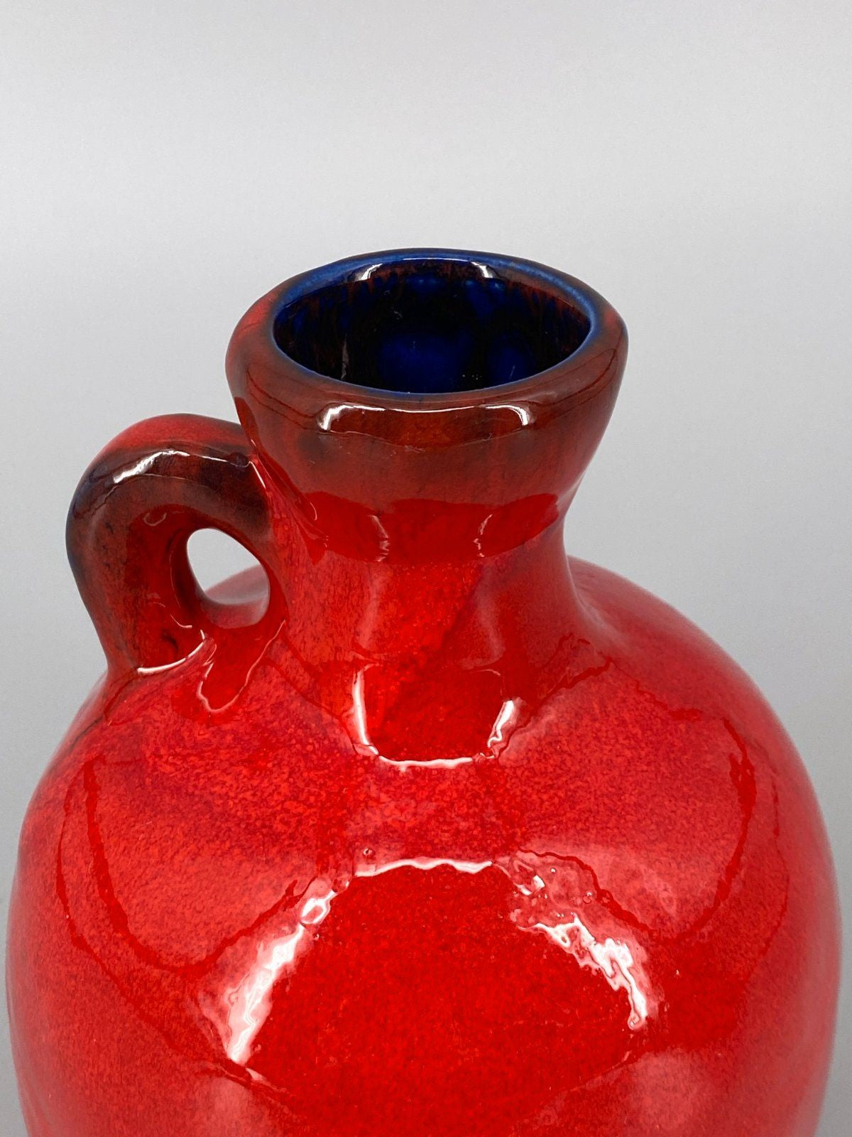 * VASE GERMAN POTTERY ROT KRUG HENKEL GLÄNZEND VINTAGE 70er