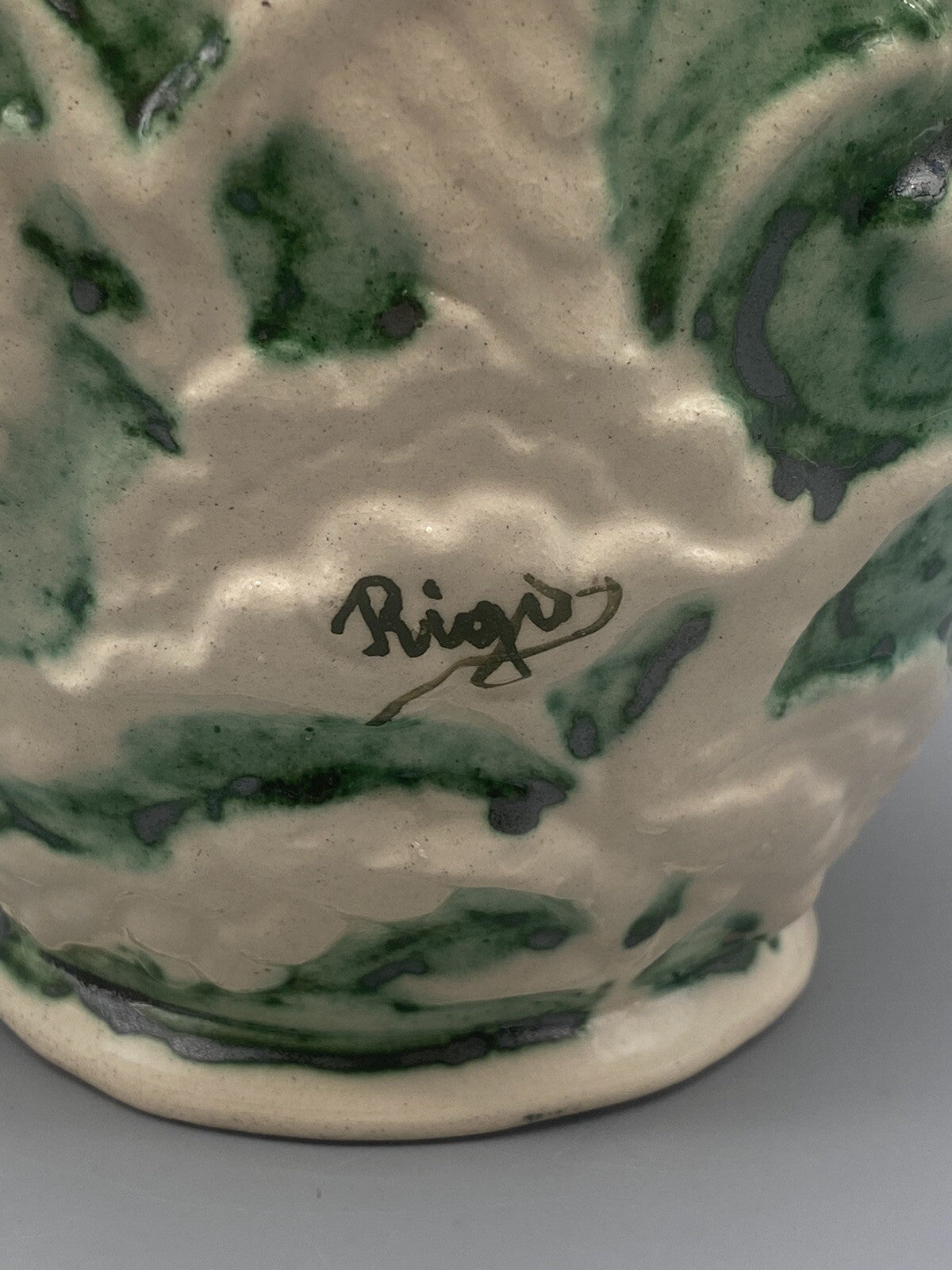 * VASE HENKELVASE KERAMIK VOGEL PFAU BLUMEN RELIEF RIGO BRUXELLES BELGIEN