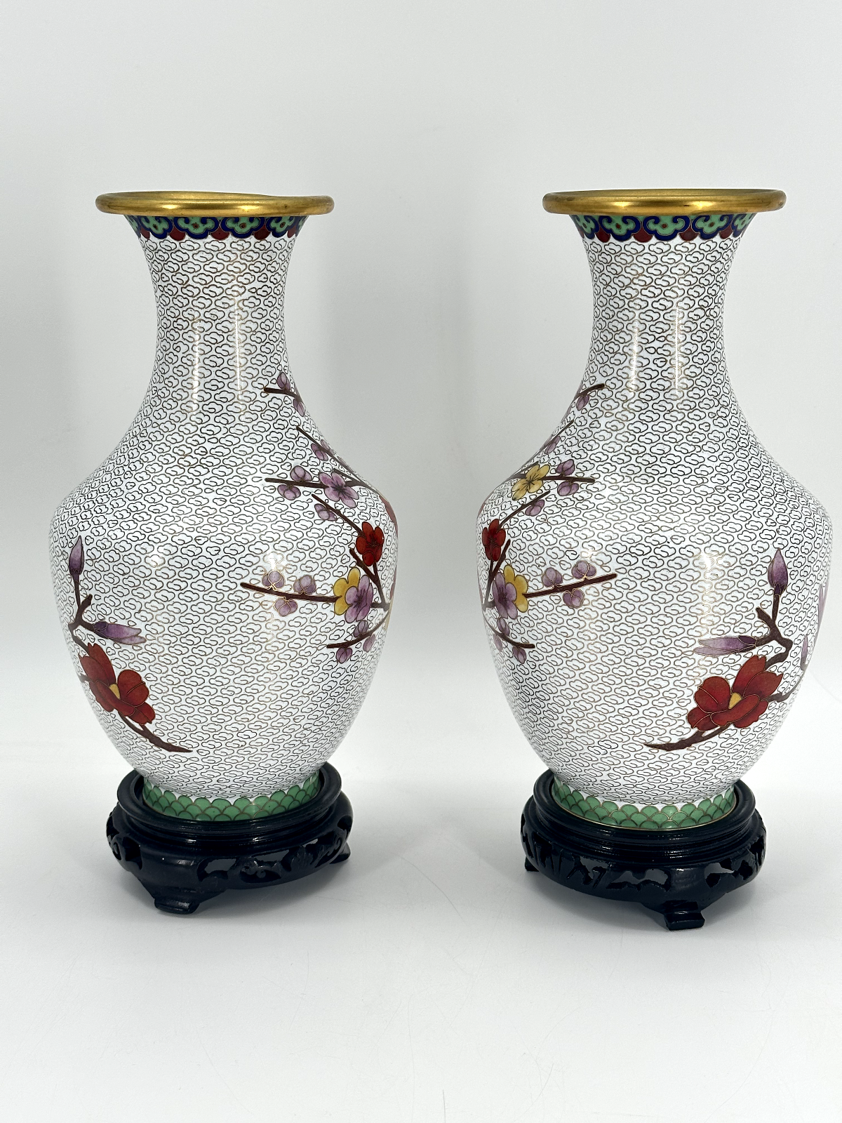 * CLOISONNÉ VASE CHINA PAAR MESSING WEIß HOLZSOCKEL CLOISONNE