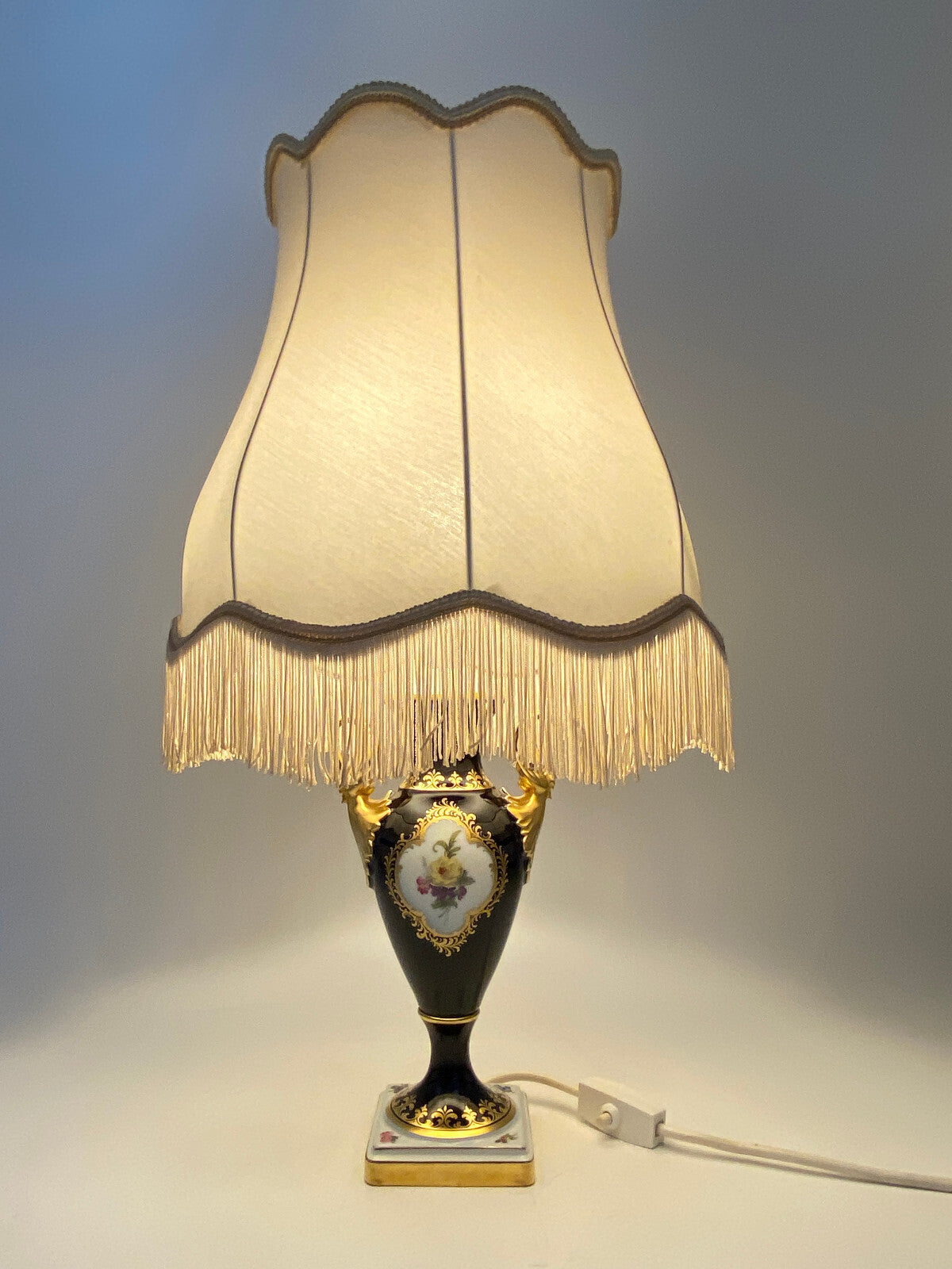 *AK KAISER PORZELLAN PRUNKVASE MENUETT LAMPE SCHIRM HENKEL SCHWÄNE SCHARFFEUER K