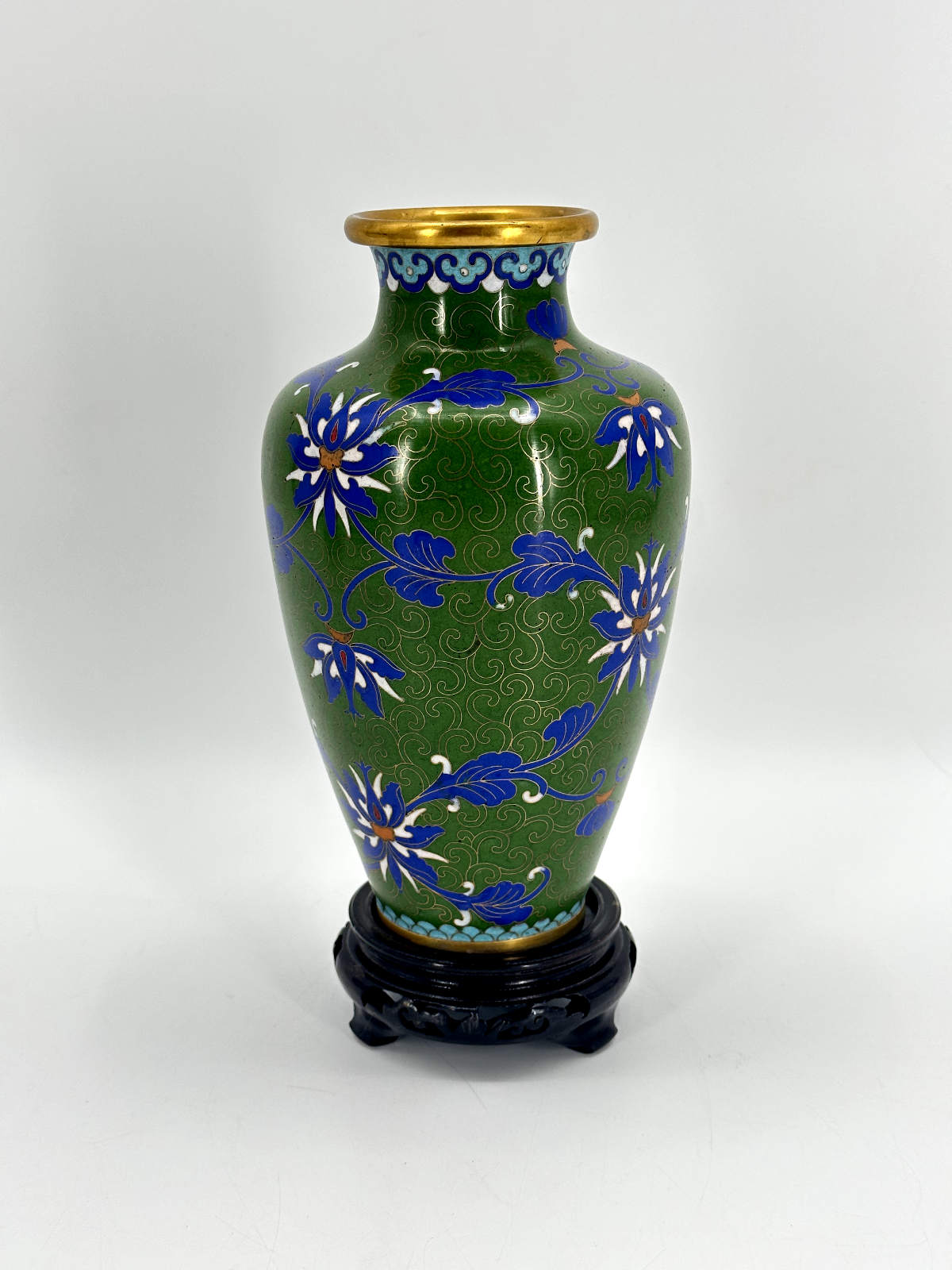 * CLOISONNÉ VASE CHINA MESSING GRÜN HOLZSOCKEL CLOISONNE