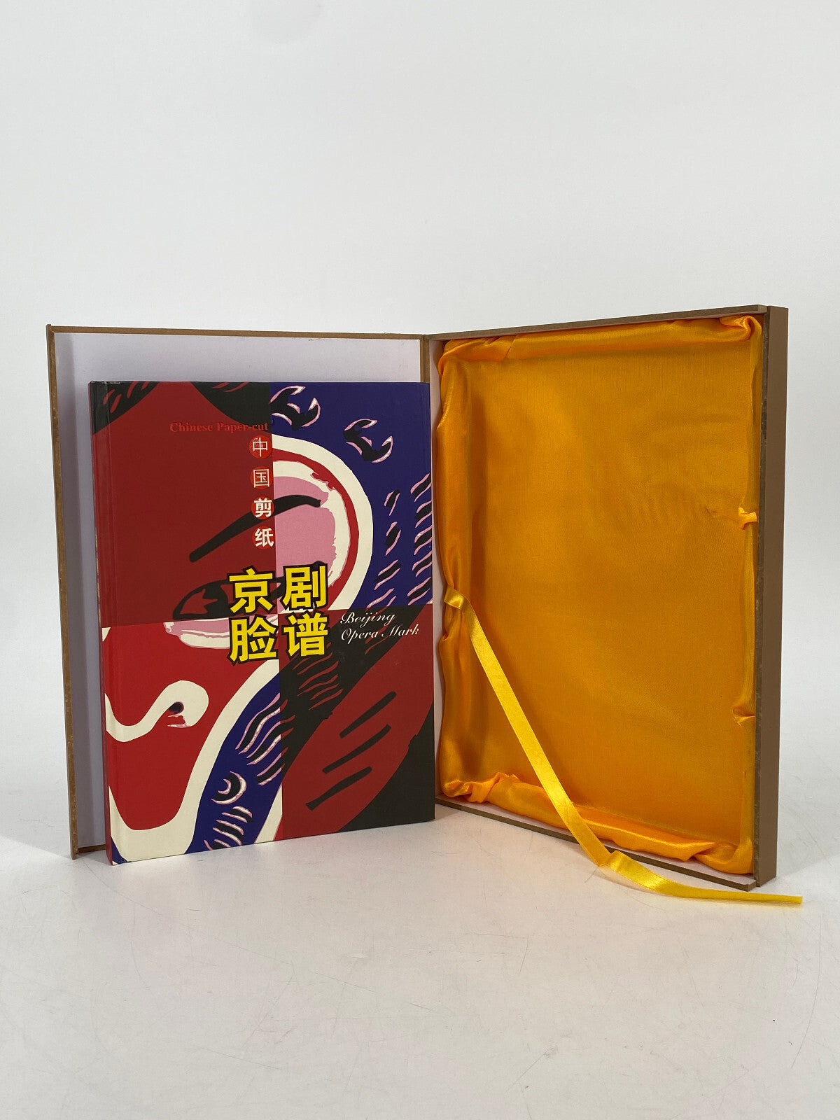 * BUCH CHINESE PAPER CUT FACIAL MAKEUP OF PEKING OPERA BEIJING MARK