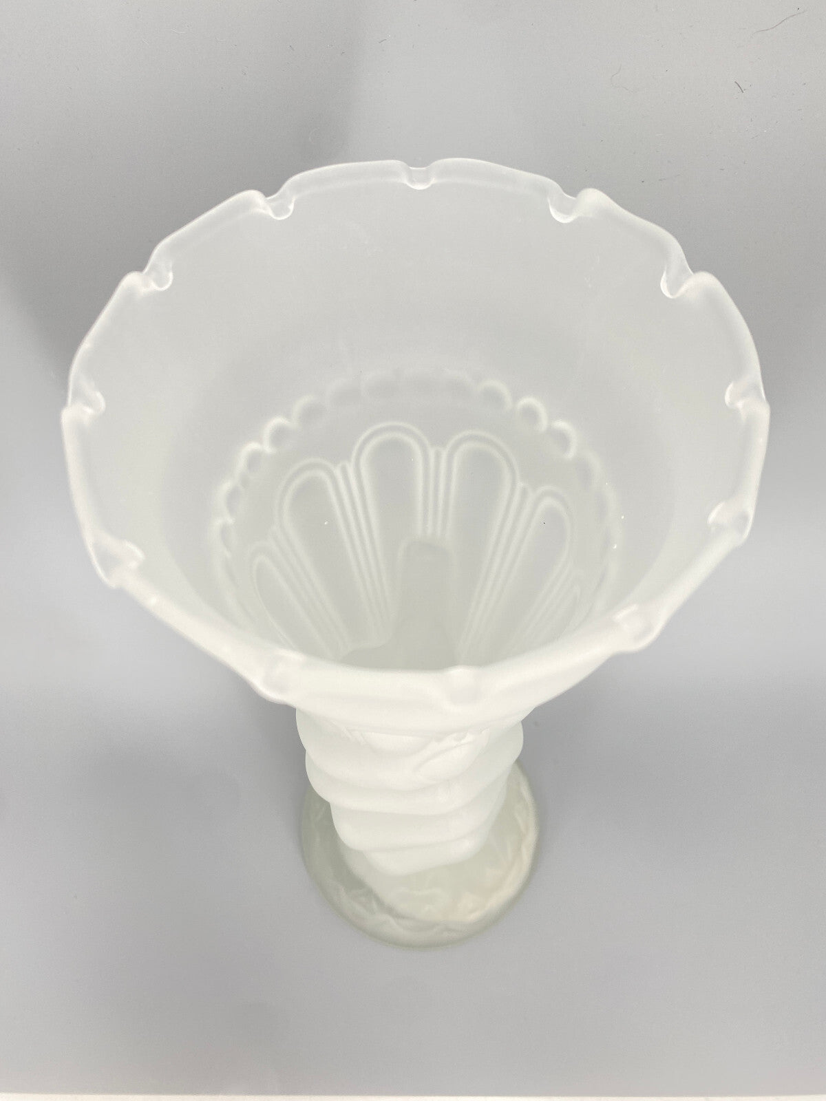 * VASE CORNUCOPIA VASE HAND OPAL SATIN GLAS FACKEL TRINKHORN WEISS