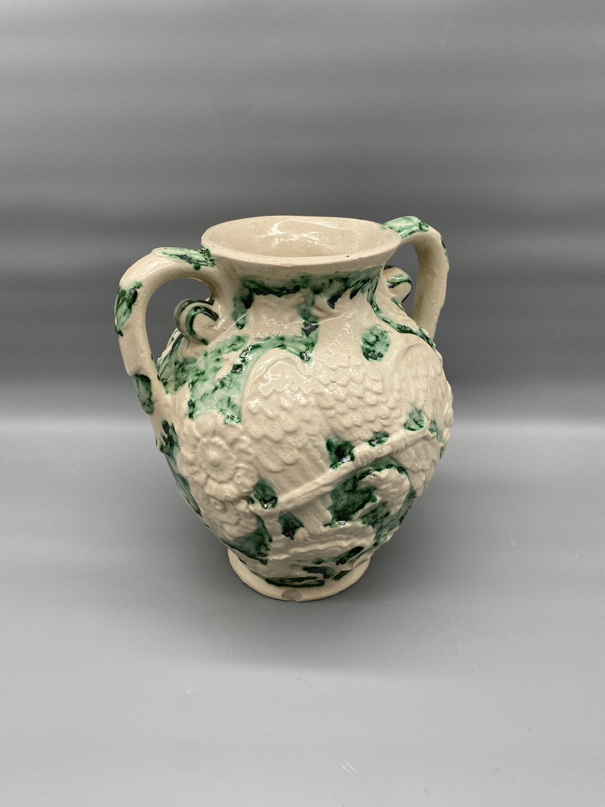 * VASE HENKELVASE KERAMIK VOGEL PFAU BLUMEN RELIEF RIGO BRUXELLES BELGIEN
