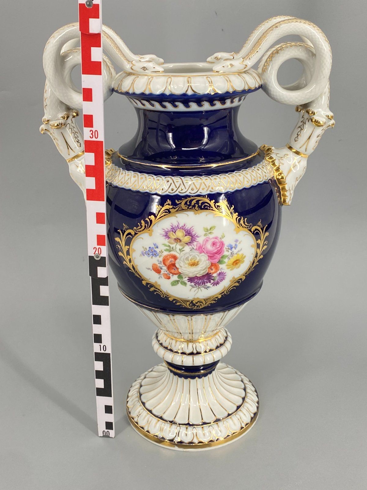 * PORZELLAN VASE HENKELVASE SCHLANGENGRIFF LEUTERITZ BLAU MEISSEN