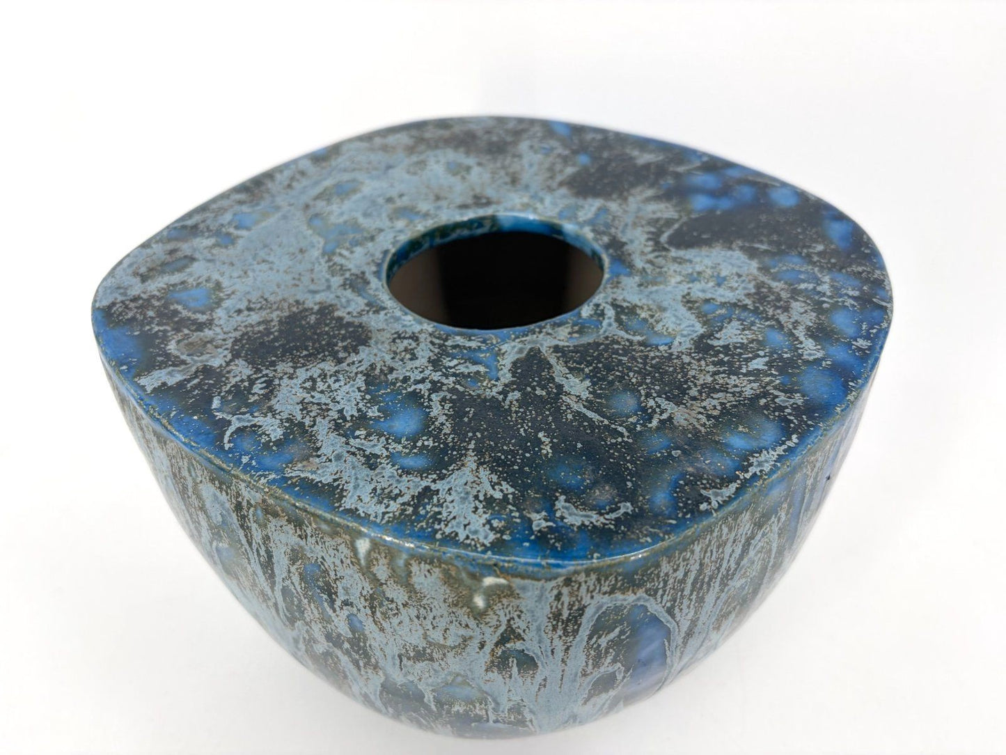 ENSEMBLE TRIO STUDIOKERAMIK VASE KUGEL BLAU IRISIEREND GLASUR 90s