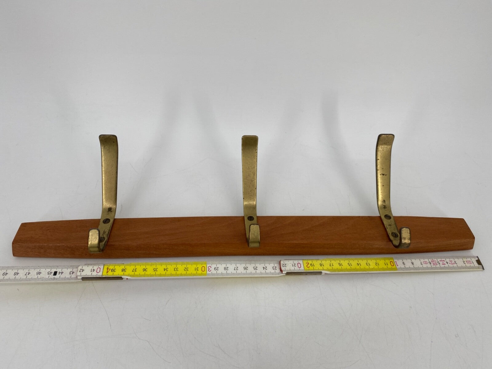 * HAKENLEISTE GARDEROBE 3 HAKEN HOLZ BUCHE MESSING VINTAGE