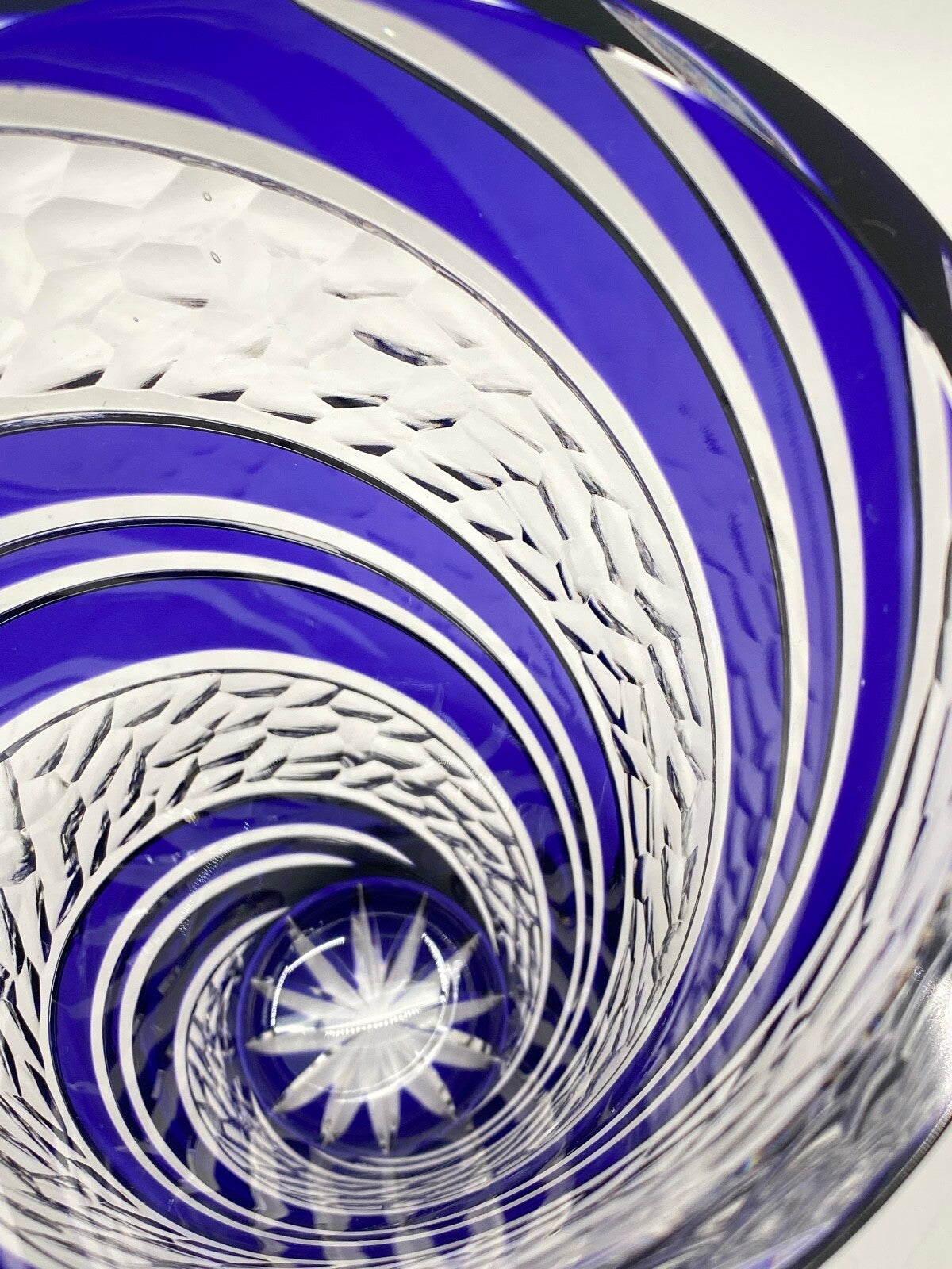 * VASE KRISTALLGLAS GESCHLIFFEN TRANSPARENT BLAU SPIRALE ÜBERFANG VINTAGE