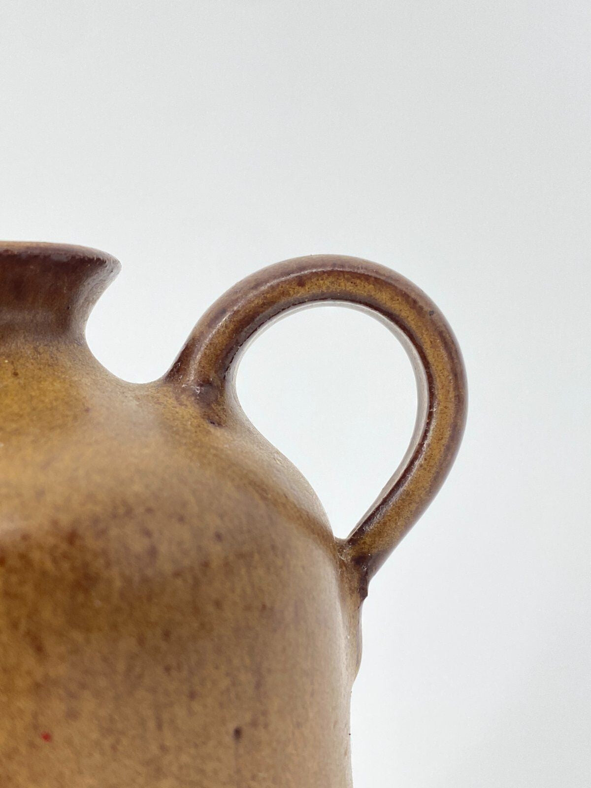 * KLEINE STUDIOKERAMIK KRUG VASE MIT HENKEL BRAUN VINTAGE