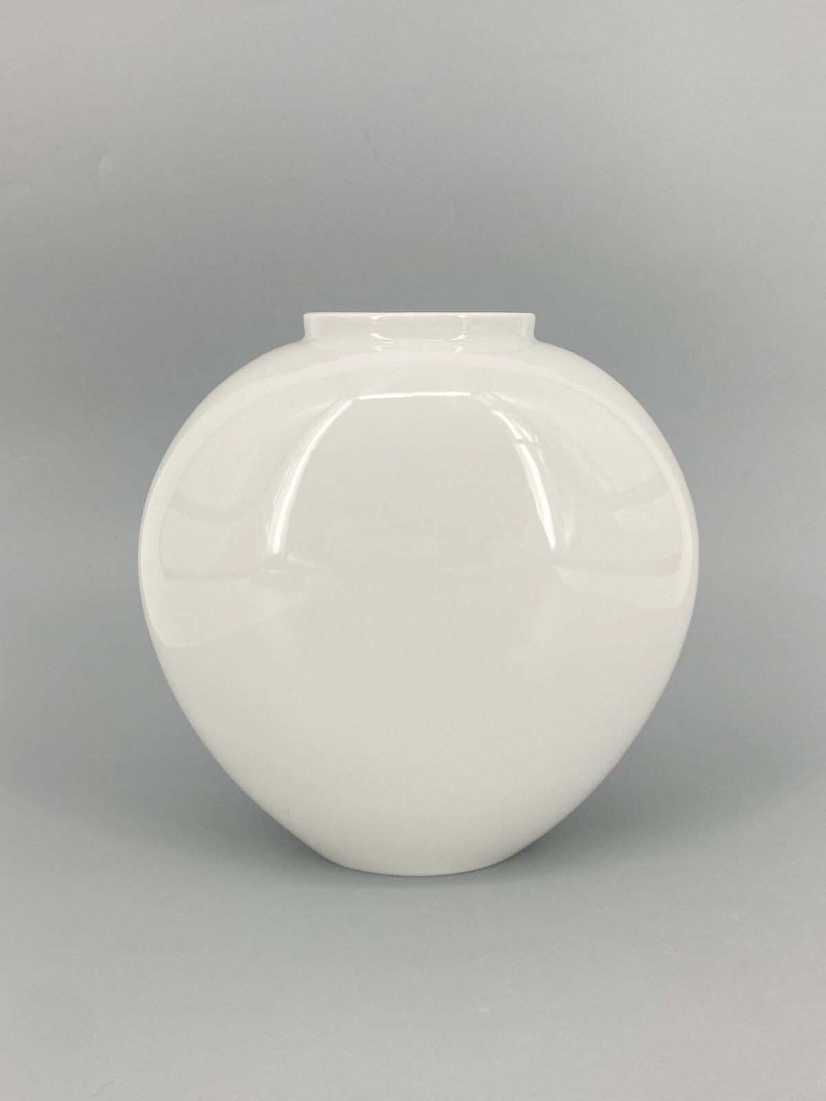 * KPM PORZELLAN VASE HERZFORM WEIß TRUDE PETRI 20CM 2. WAHL