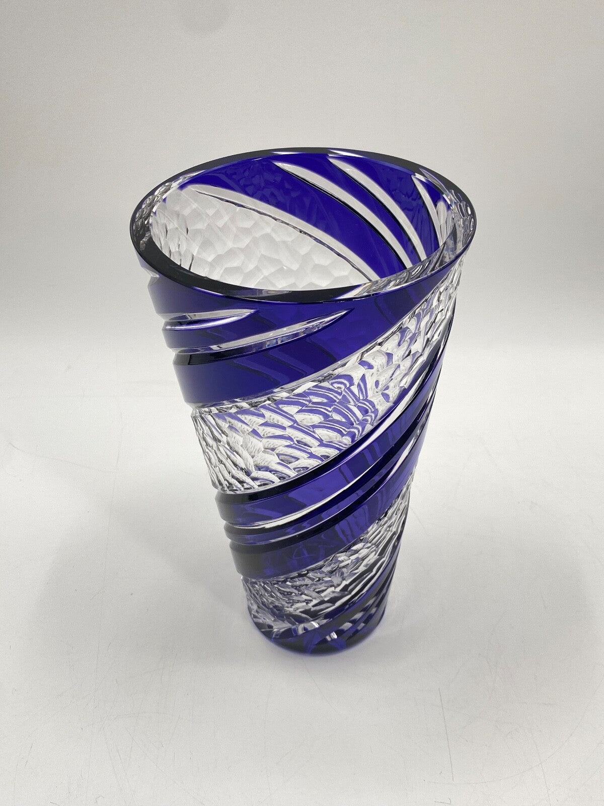 * VASE KRISTALLGLAS GESCHLIFFEN TRANSPARENT BLAU SPIRALE ÜBERFANG VINTAGE