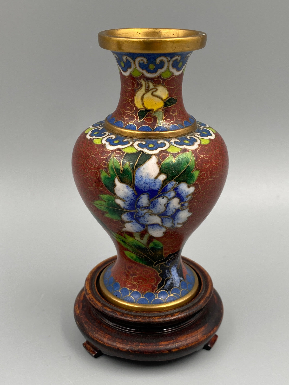 * PAAR CLOISONNE VASEN CHINA VASE MESSING EMAILLE HOLZ HOLZSOCKEL
