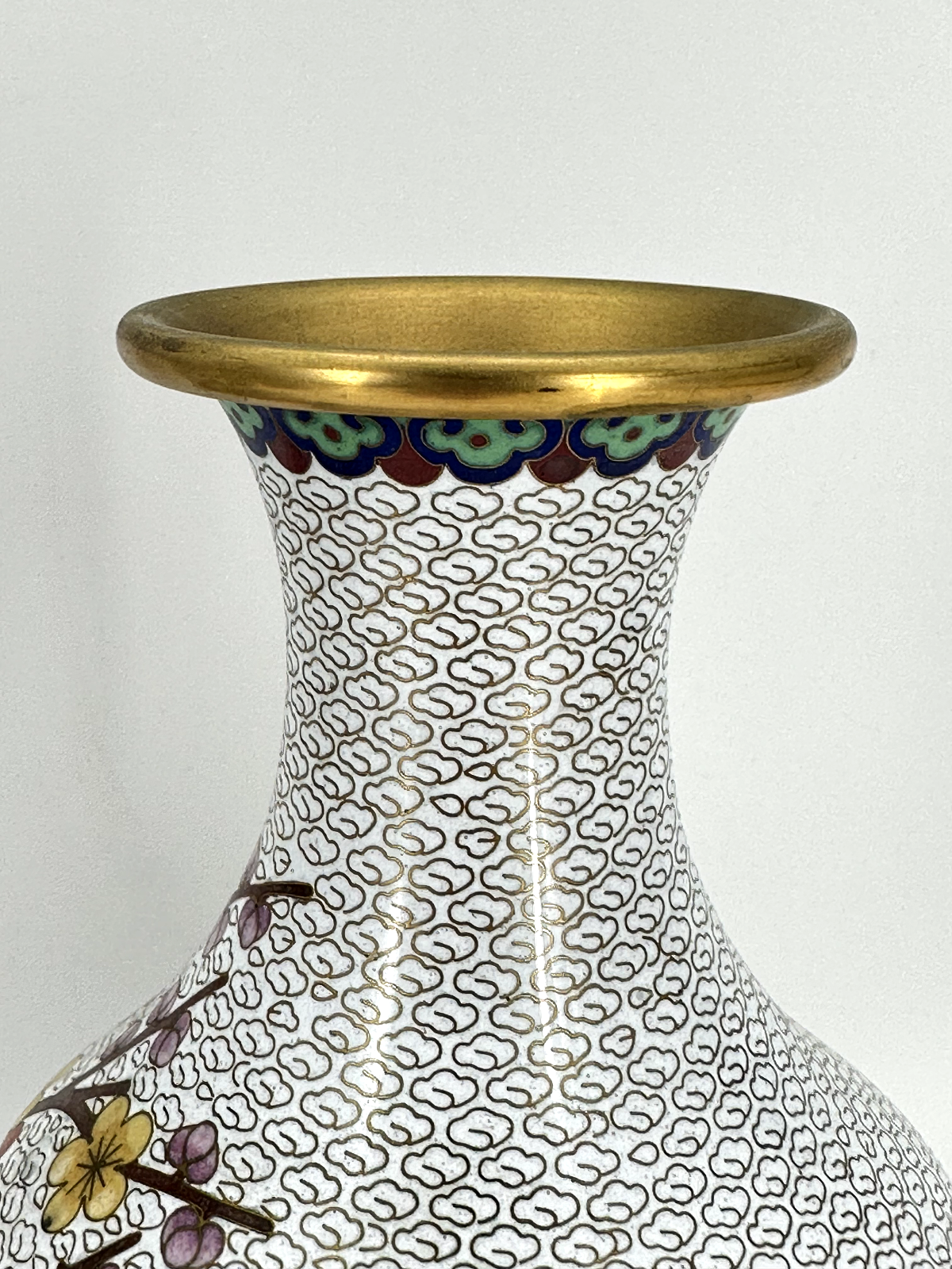 * CLOISONNÉ VASE CHINA PAAR MESSING WEIß HOLZSOCKEL CLOISONNE