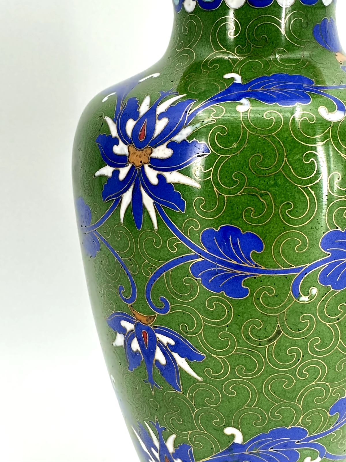 * CLOISONNÉ VASE CHINA MESSING GRÜN HOLZSOCKEL CLOISONNE