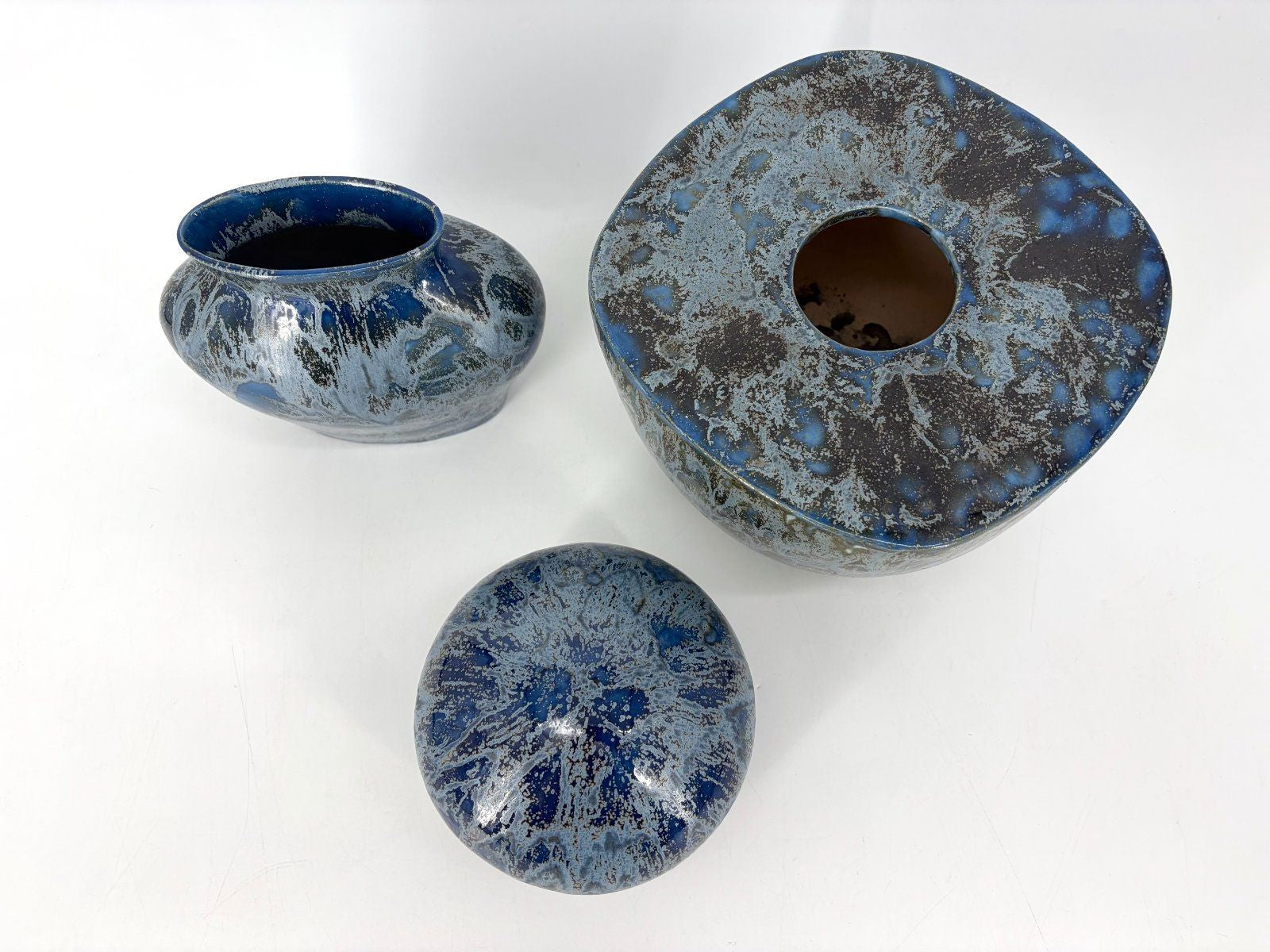 ENSEMBLE TRIO STUDIOKERAMIK VASE KUGEL BLAU IRISIEREND GLASUR 90s