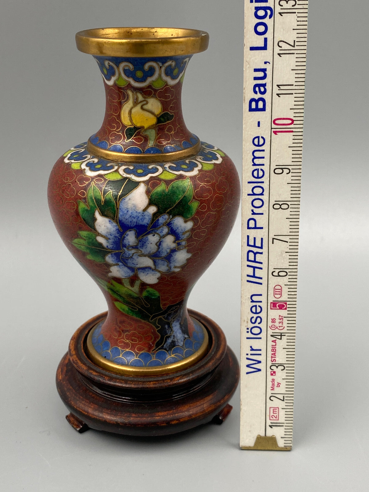 * PAAR CLOISONNE VASEN CHINA VASE MESSING EMAILLE HOLZ HOLZSOCKEL