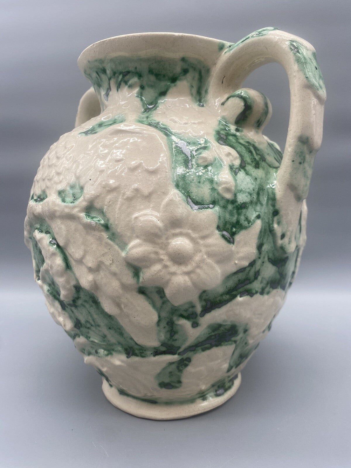 * VASE HENKELVASE KERAMIK VOGEL PFAU BLUMEN RELIEF RIGO BRUXELLES BELGIEN