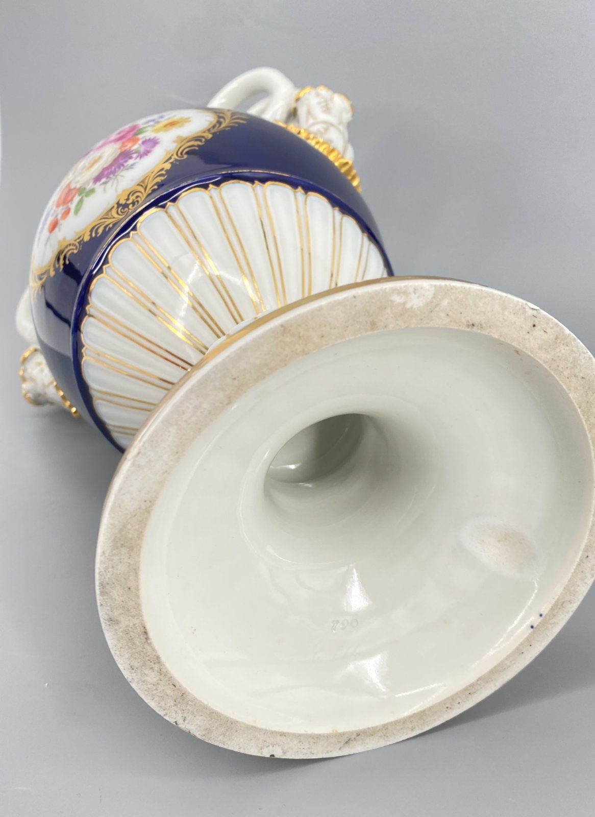 * PORZELLAN VASE HENKELVASE SCHLANGENGRIFF LEUTERITZ BLAU MEISSEN