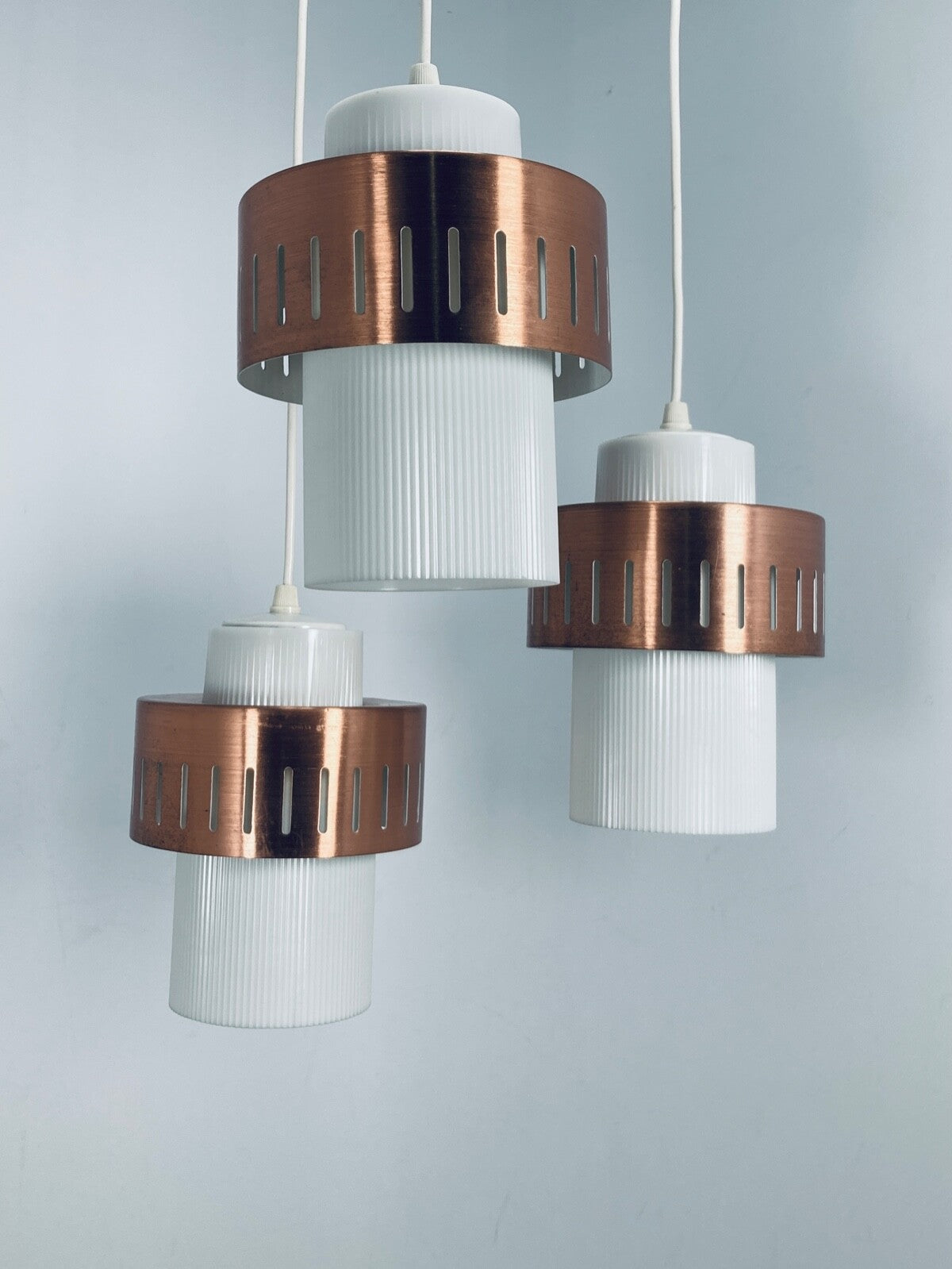 50er KASKADENLEUCHTE DDR DECKENLEUCHTE DREIFLAMMIG LAMPE KUPFER WEIß 60er