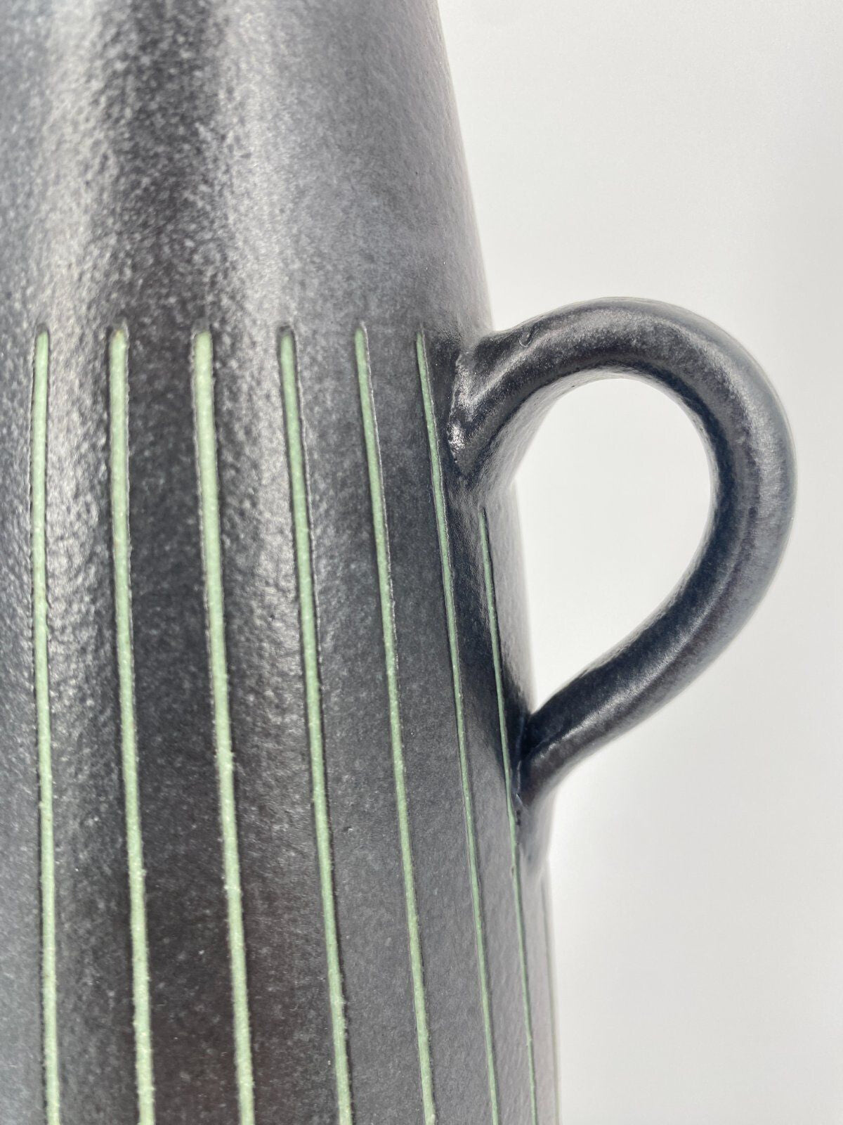 * STUDIOKERAMIK HENKEL VASE KRUG GESTREIFT MATT ANTHRAZIT 29CM