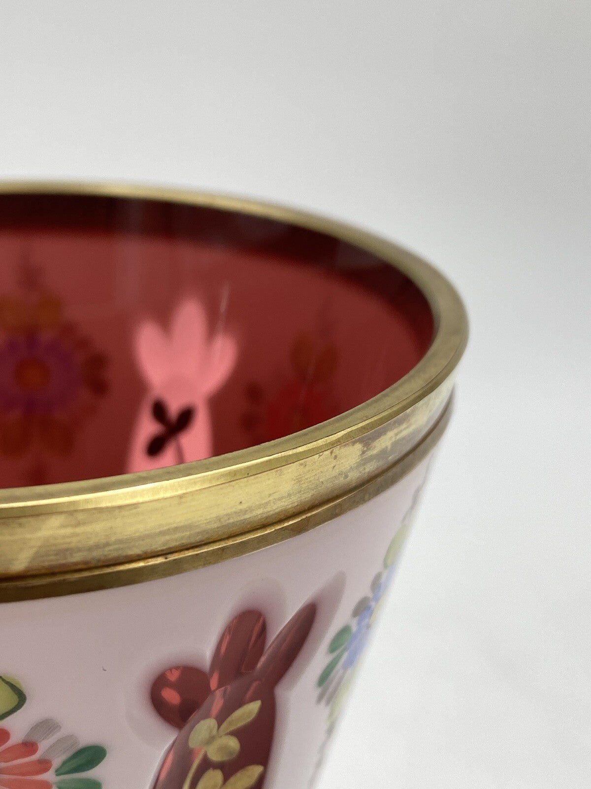 * BÖHMISCHES GLAS VASE BECHE HELLROT TSCHECHIEN ÜBERFANG WEIß VINTAGE GOLD