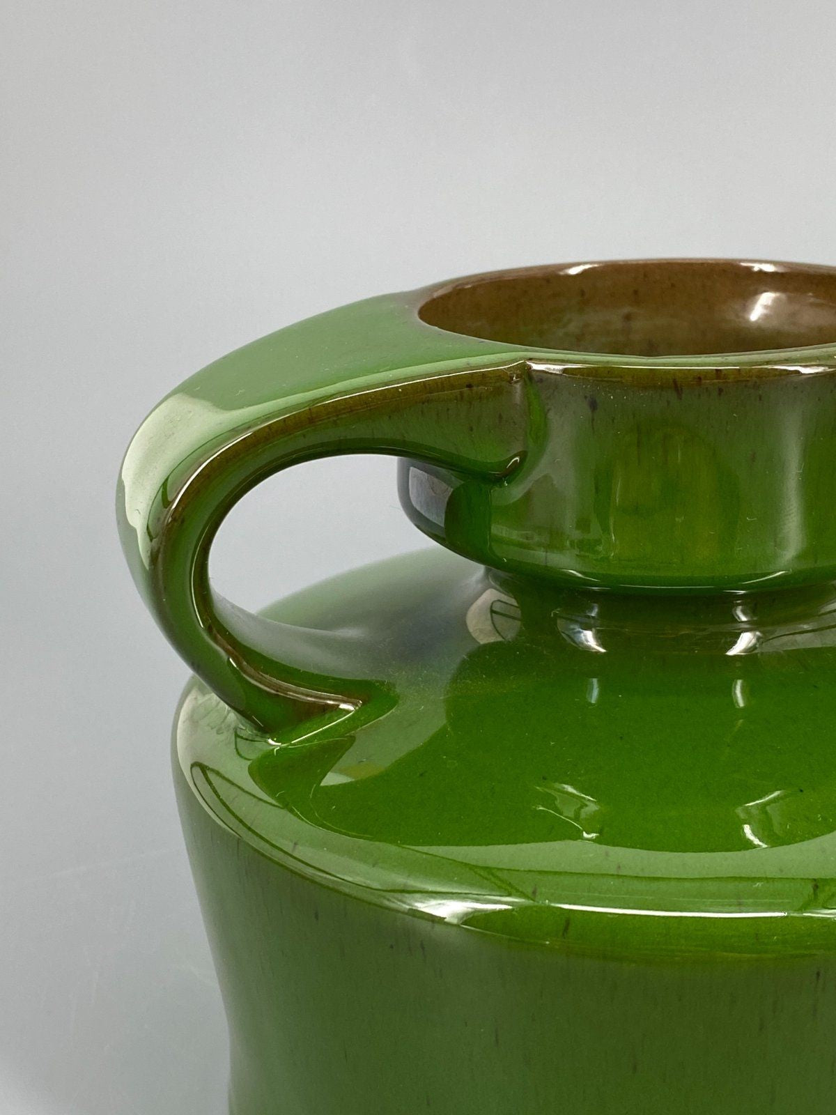 * VASE STUDIOKERAMIK KRUG HENKEL GRÜN GLANZ VINTAGE BLUMENVASE